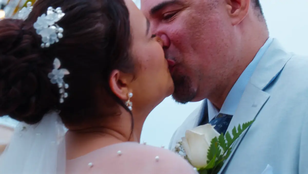 Beso de los novios en primer plano