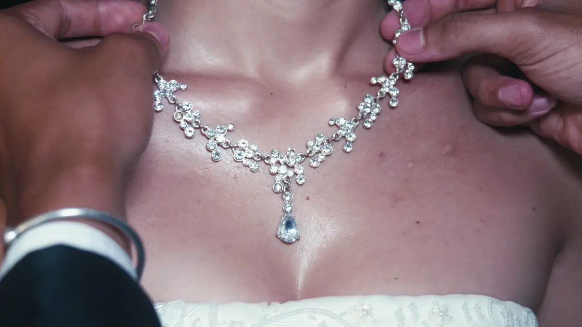 Detalle del collar de la novia
