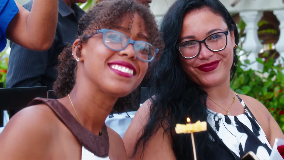 Invitadas sonriendo durante la ceremonia
