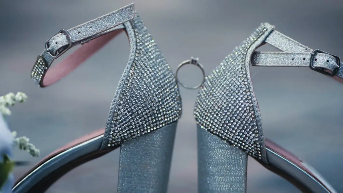 Zapatos de la novia con los anillos
